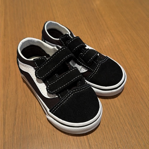Vans Toddler Old Skool Velcro Sneakers in Black - Picture 3 of 10